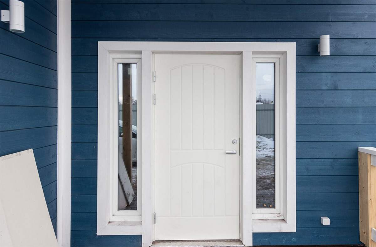 Финская белая входная дверь Jeld-Wen