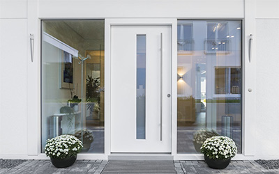 Белые входные двери – стиль и безопасность