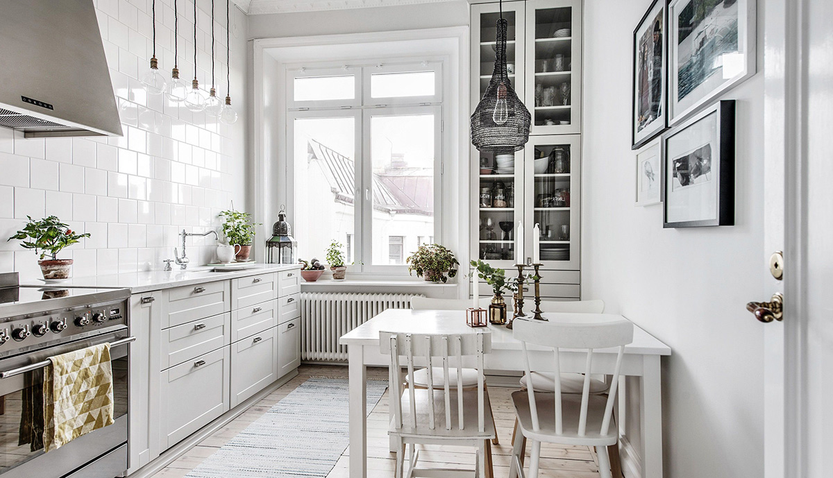 Большие окна или световые люки на кухне в скандинавском стиле
