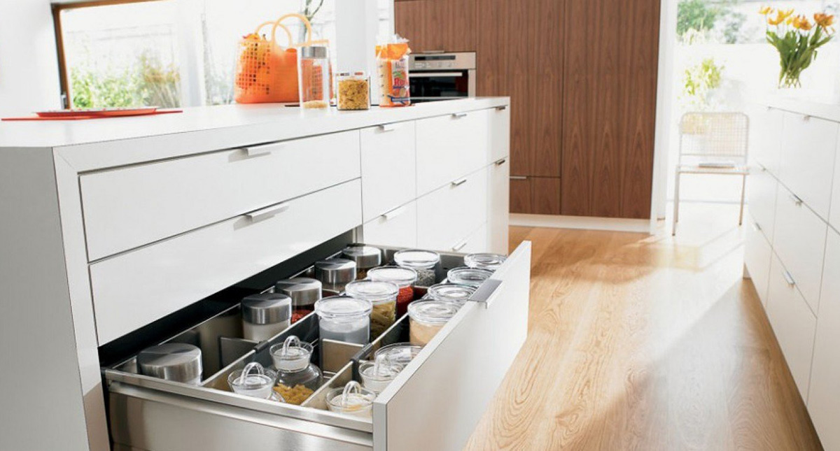 Выдвижные ящики и шкафы на кухне в скандинавском стиле